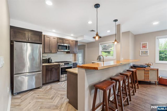 37 Golf Court, Teaneck, NJ 07666