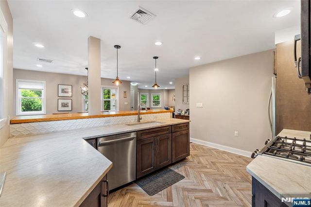 37 Golf Court, Teaneck, NJ 07666