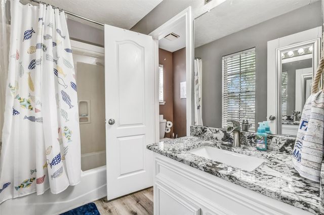 2403 N Lake Front Drive, League City, TX 77573