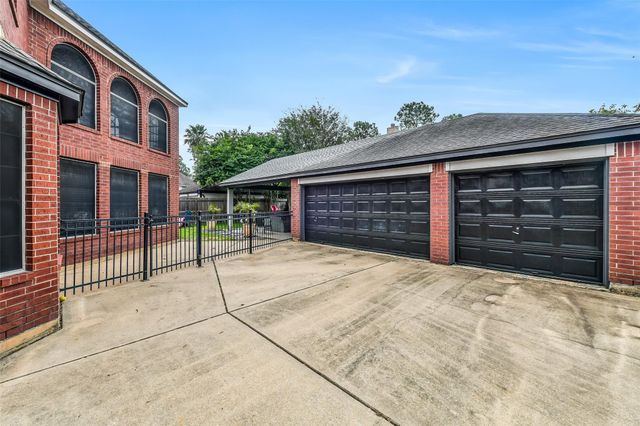 2403 N Lake Front Drive, League City, TX 77573