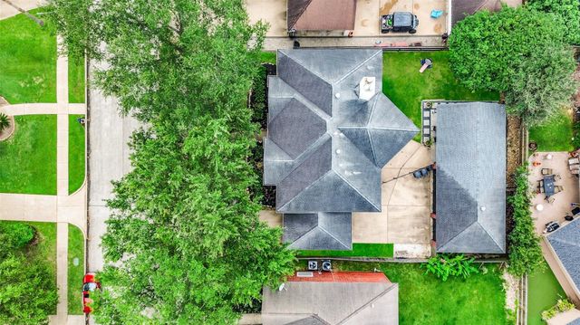 2403 N Lake Front Drive, League City, TX 77573