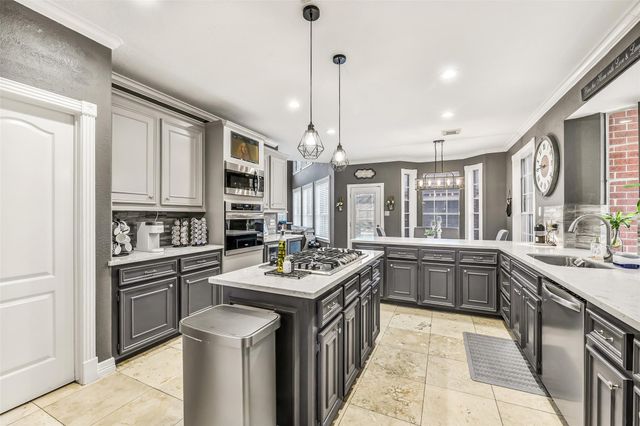 2403 N Lake Front Drive, League City, TX 77573