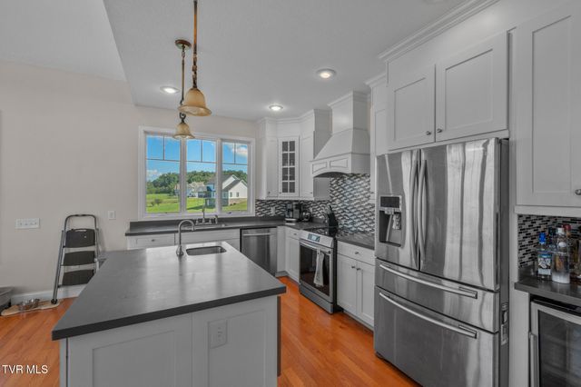 225 Forest Lane N, Blountville, TN 37617