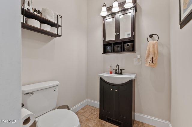 225 Forest Lane N, Blountville, TN 37617