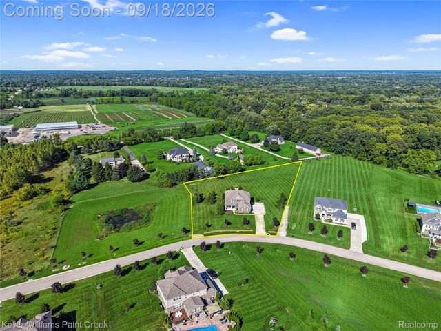 137 Crestview Drive, Oakland Charter Township, MI 48306