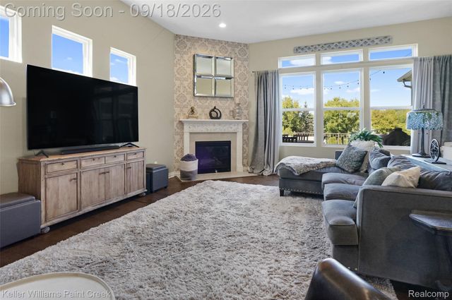 137 Crestview Drive, Oakland Charter Township, MI 48306
