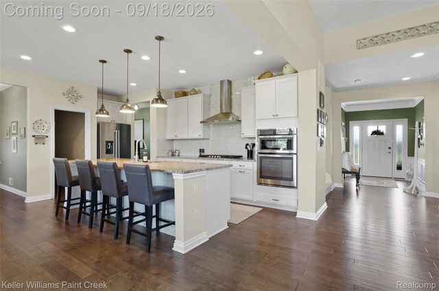 137 Crestview Drive, Oakland Charter Township, MI 48306