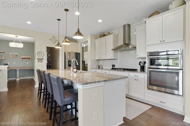 137 Crestview Drive, Oakland Charter Township, MI 48306