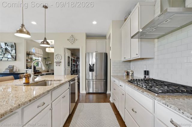 137 Crestview Drive, Oakland Charter Township, MI 48306