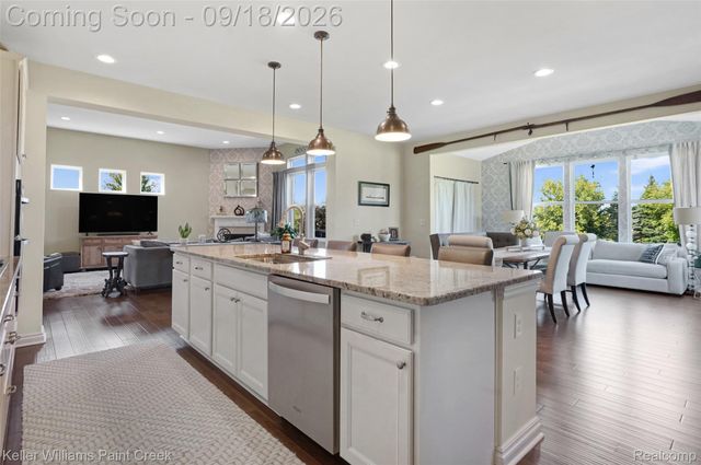 137 Crestview Drive, Oakland Charter Township, MI 48306