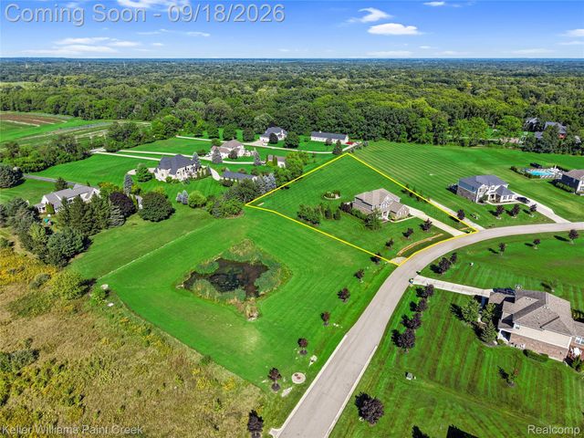 137 Crestview Drive, Oakland Charter Township, MI 48306