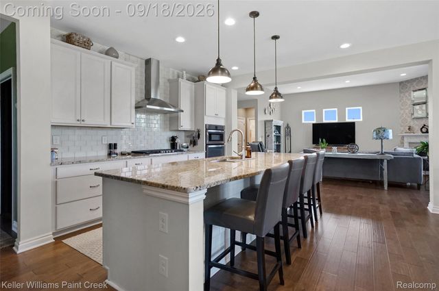137 Crestview Drive, Oakland Charter Township, MI 48306