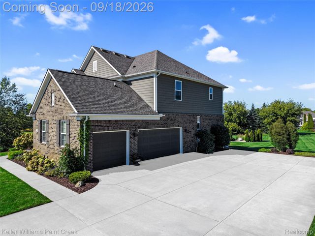 137 Crestview Drive, Oakland Charter Township, MI 48306