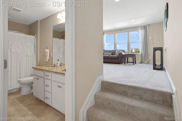 137 Crestview Drive, Oakland Charter Township, MI 48306