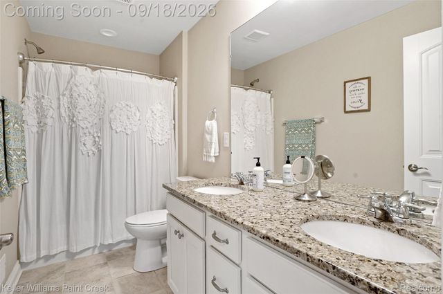 137 Crestview Drive, Oakland Charter Township, MI 48306
