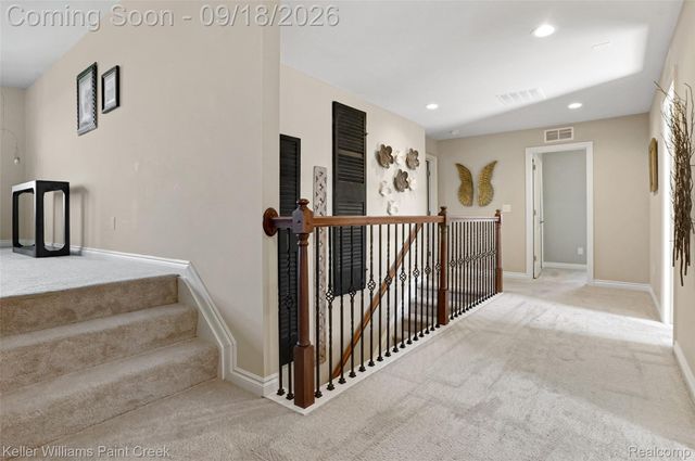 137 Crestview Drive, Oakland Charter Township, MI 48306