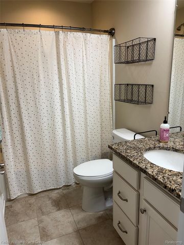 137 Crestview Drive, Oakland Charter Township, MI 48306