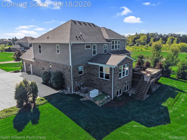 137 Crestview Drive, Oakland Charter Township, MI 48306