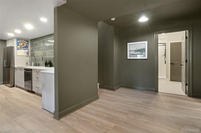137 Crestview Drive, Oakland Charter Township, MI 48306