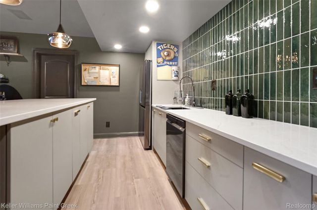 137 Crestview Drive, Oakland Charter Township, MI 48306