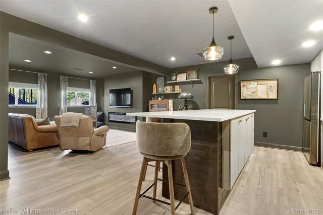 137 Crestview Drive, Oakland Charter Township, MI 48306