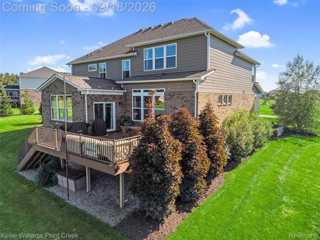 137 Crestview Drive, Oakland Charter Township, MI 48306