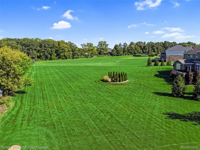 137 Crestview Drive, Oakland Charter Township, MI 48306