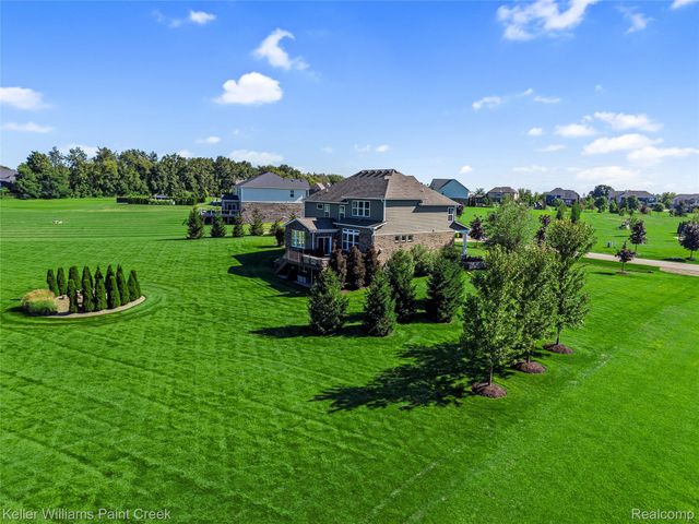 137 Crestview Drive, Oakland Charter Township, MI 48306