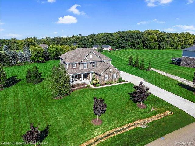 137 Crestview Drive, Oakland Charter Township, MI 48306