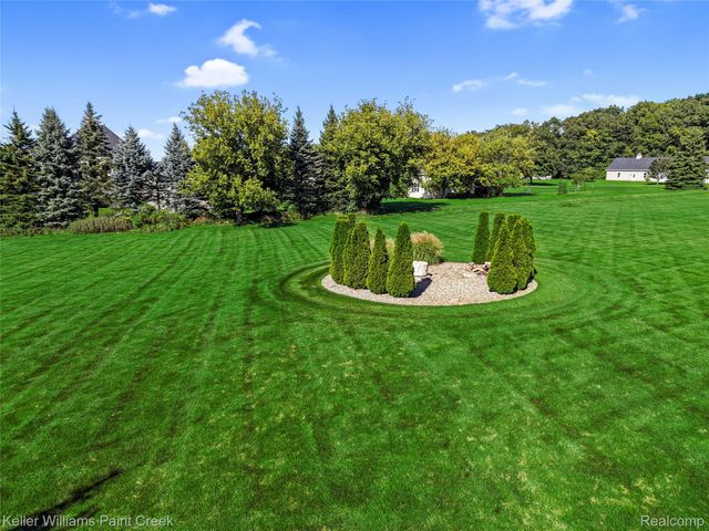 137 Crestview Drive, Oakland Charter Township, MI 48306