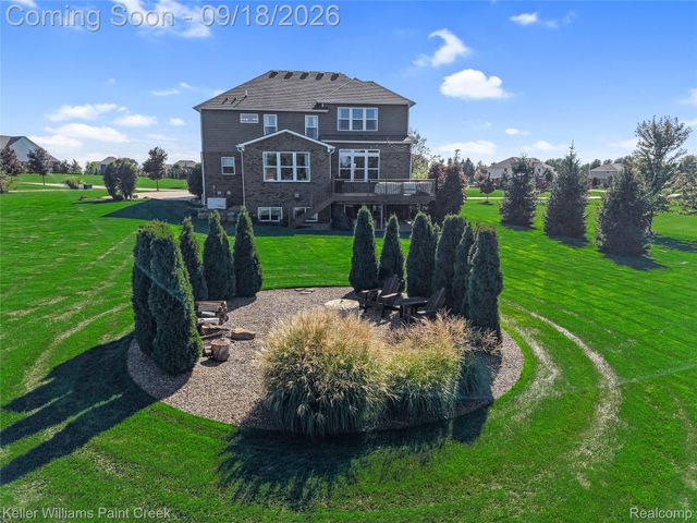 137 Crestview Drive, Oakland Charter Township, MI 48306