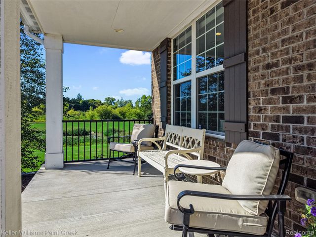 137 Crestview Drive, Oakland Charter Township, MI 48306