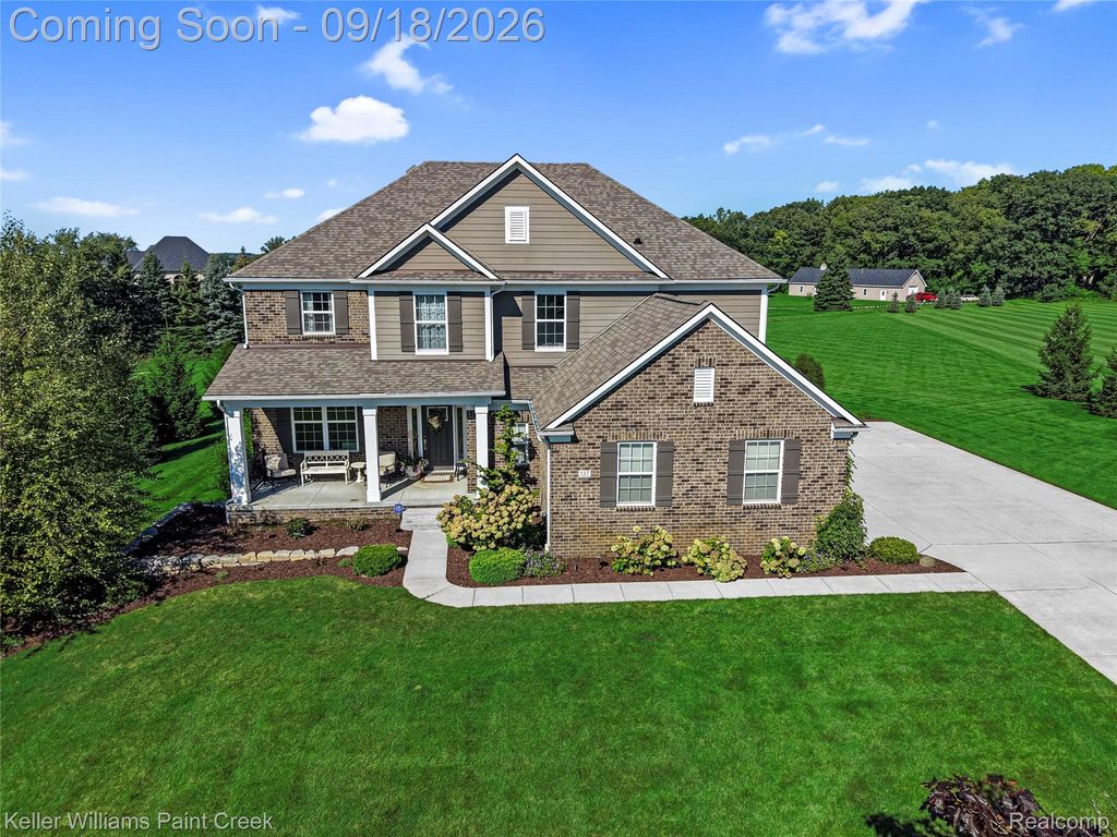 137 Crestview Drive, Oakland Charter Township, MI 48306