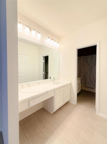 17497 Red Oak Drive 7497, Houston, TX 77090