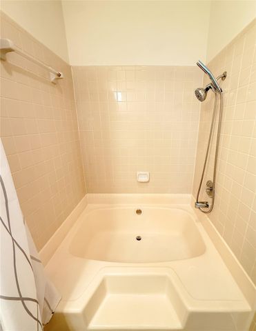 17497 Red Oak Drive 7497, Houston, TX 77090