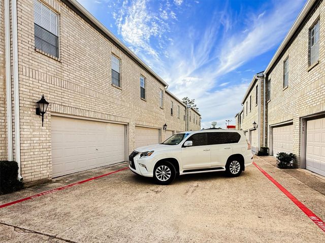 17497 Red Oak Drive 7497, Houston, TX 77090