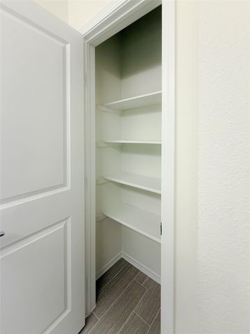 17497 Red Oak Drive 7497, Houston, TX 77090