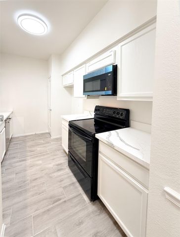 17497 Red Oak Drive 7497, Houston, TX 77090