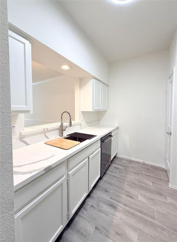 17497 Red Oak Drive 7497, Houston, TX 77090