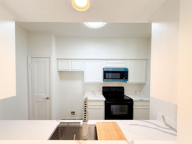 17497 Red Oak Drive 7497, Houston, TX 77090