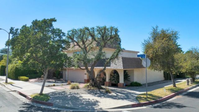 18201 Erwin Street, Tarzana, CA 91335
