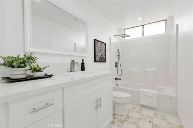 18201 Erwin Street, Tarzana, CA 91335