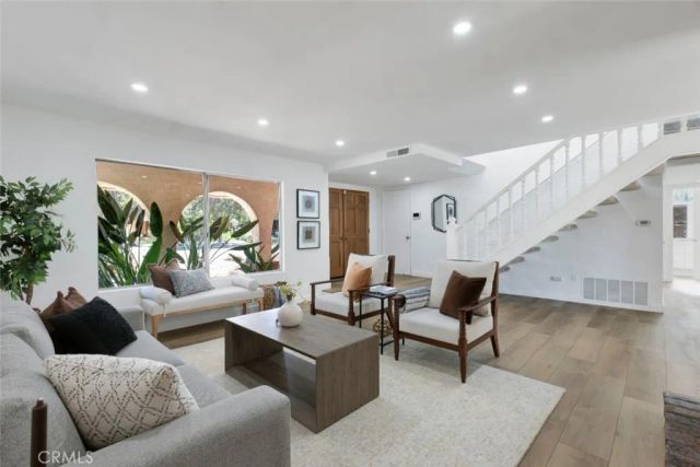 18201 Erwin Street, Tarzana, CA 91335