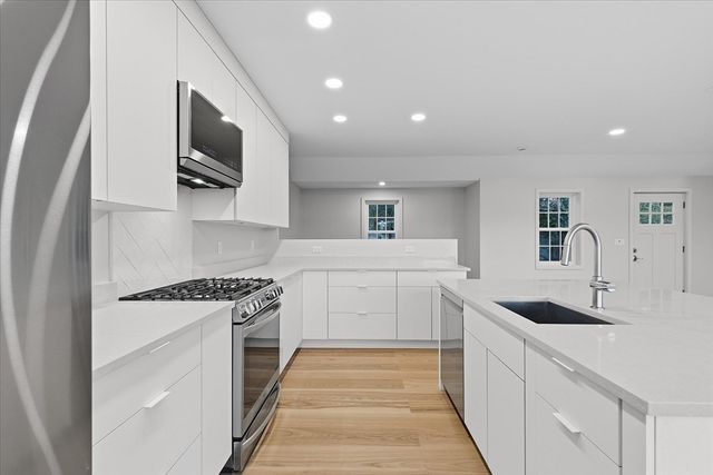 162 Main St, Barnstable, MA 02655