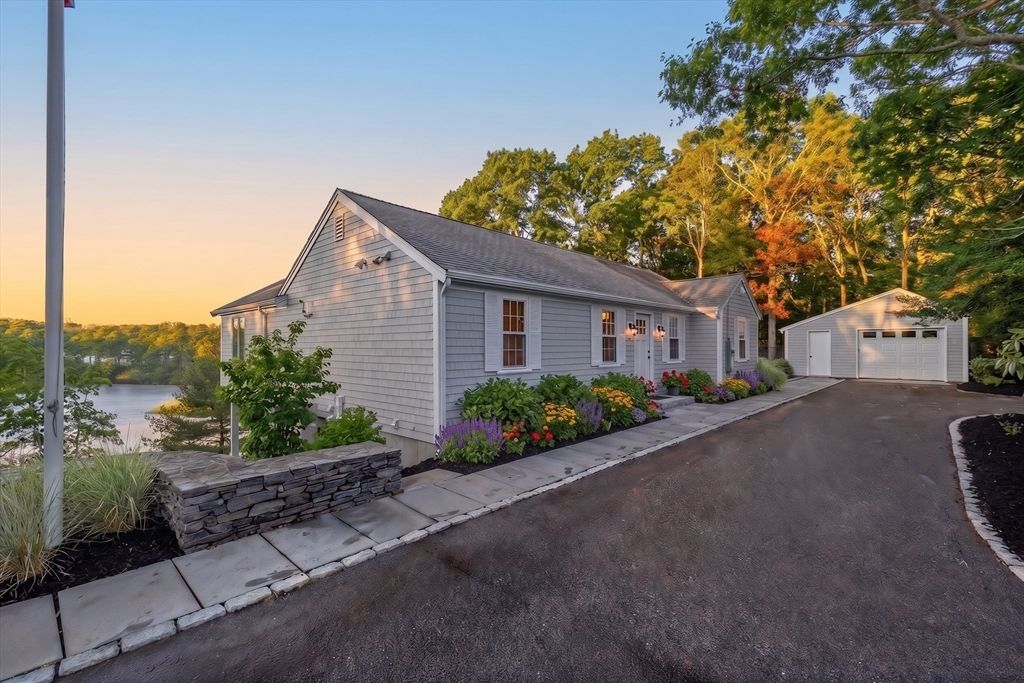 162 Main St, Barnstable, MA 02655