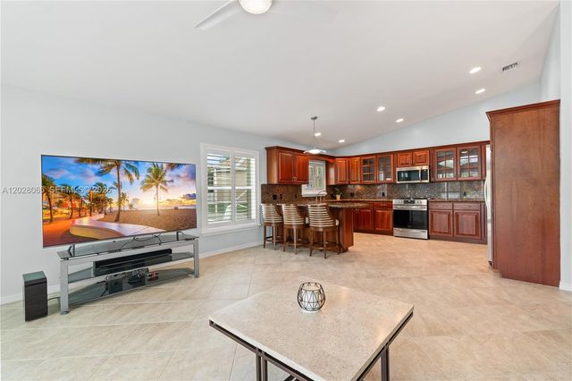 1090 NW 192nd Ave, Pembroke Pines, FL 33029