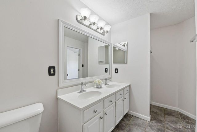 3855 Thorngate Drive, Mason, OH 45040