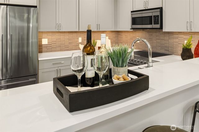 7064 Cleopatra Place NW, Seattle, WA 98117