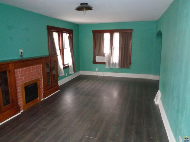 813 SW 2nd ST, Topeka, KS 66603