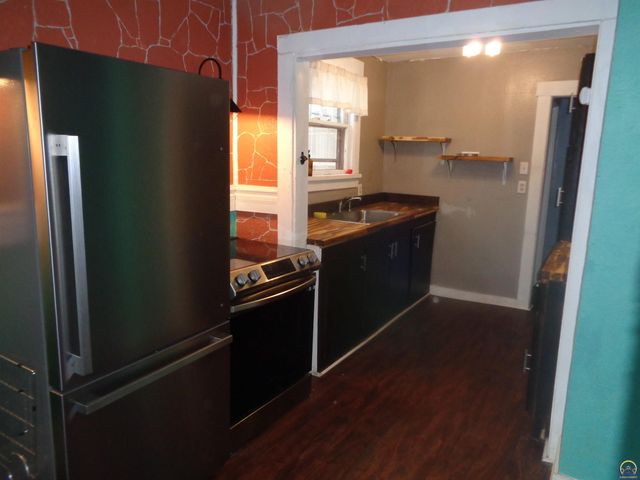 813 SW 2nd ST, Topeka, KS 66603